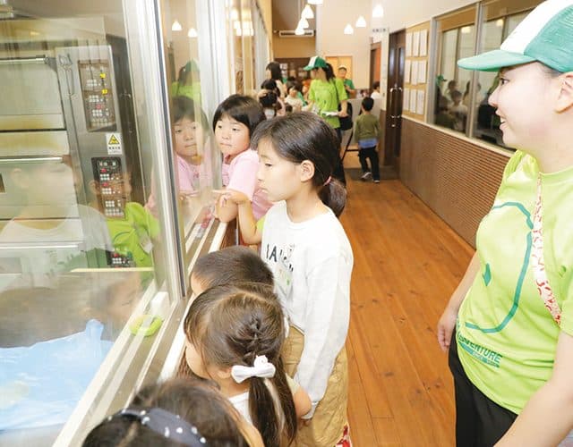 おいしいパンの世界へようこそ！“八天堂くりーむパン”作り＆工場見学ツアー