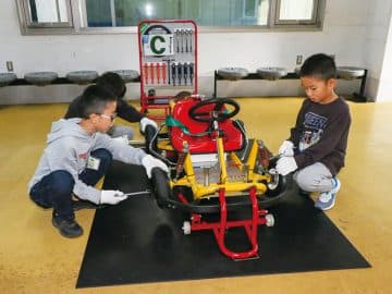 はばたけ未来のメカニック！モビリティリゾートもてぎ“ピット工房”&“DEKOBOKO”体験ツアー