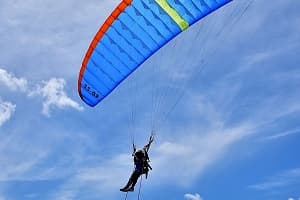 空と壁のスポーツを制覇! パラグライダー&ボルダリング体験ツアー【関西出発】