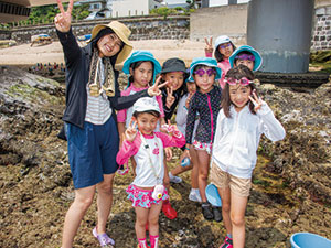 自然体験 たっぷり磯遊び 海の生き物探偵団 キャンプ 子供のためのキャンプ 工場見学 自然体験 スキーツアーはそらまめキッズアドベンチャーへ