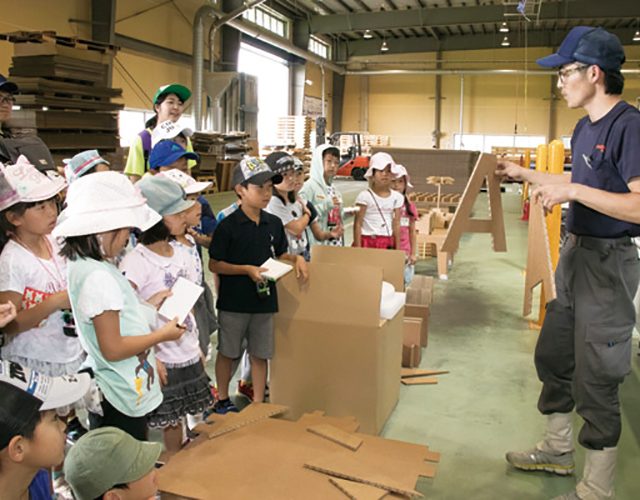 工場見学 夢が広がるダンボールの世界へようこそ ダンボール工作 工場見学ツアー 子供のためのキャンプ 工場見学 自然体験 スキーツアー はそらまめキッズアドベンチャーへ