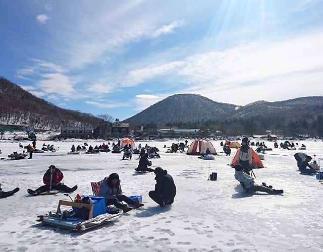 子供の自然体験 冬の味覚を味わおう 氷上ワカサギ釣り満喫ツアー 子供のためのキャンプ 工場見学 自然体験 スキーツアーはそらまめキッズアドベンチャーへ