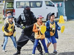 そらまめキッズ ただ今戦闘中 子供のためのキャンプ 工場見学 自然体験 スキーツアーはそらまめキッズアドベンチャーへ