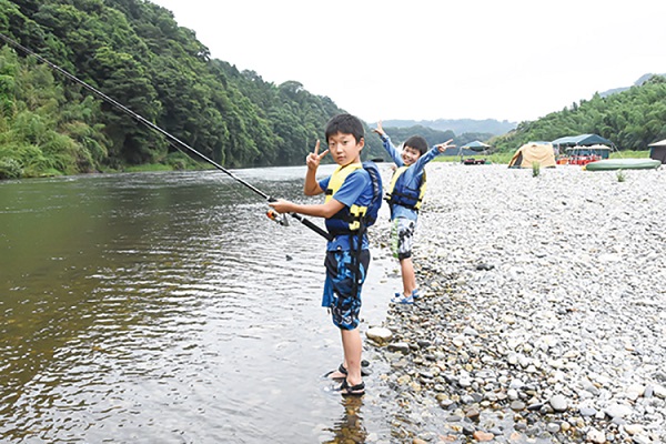 子供のキャンプ 渓流マス釣り アスレチック バーベキュー 自然工作 奥多摩フィッシングキャンプ 子供のためのキャンプ 工場見学 自然体験 スキーツアーはそらまめキッズアドベンチャーへ