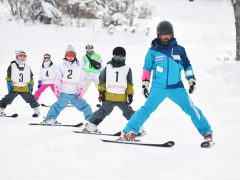 冬の関東出発ツアー 子供のためのキャンプ 工場見学 自然体験 スキーツアーはそらまめキッズアドベンチャーへ