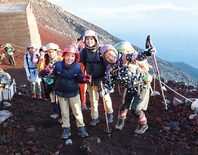 22年 子供の富士山登山ツアー プラン概要 料金などをご紹介 子供 のためのキャンプ 工場見学 自然体験 スキーツアーはそらまめキッズアドベンチャーへ