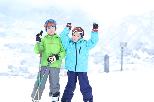 スキーツアーを楽しむ子供たち