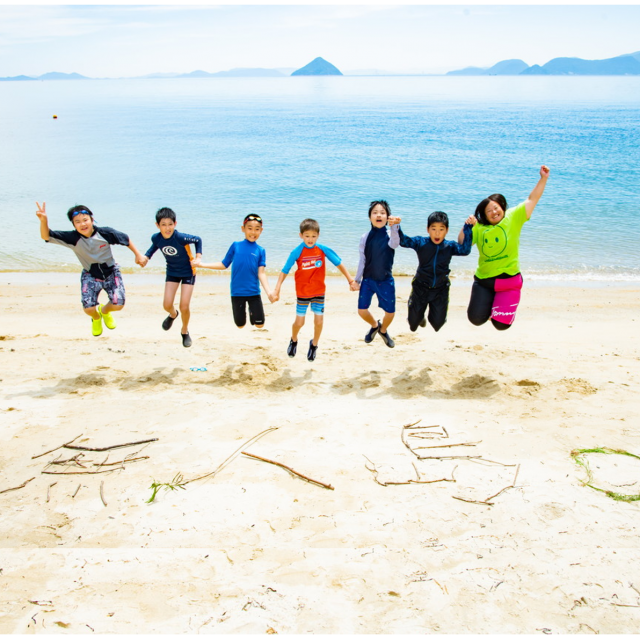 本格無人島サバイバルキャンプに参加する子供たち