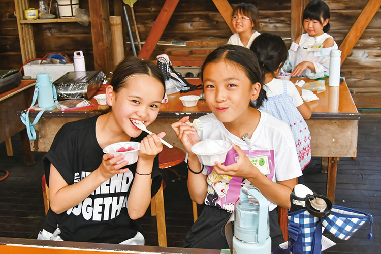 キャンプ｜超有名店“阿左美冷蔵”の本格体験☆天然かき氷作り＆川遊び大