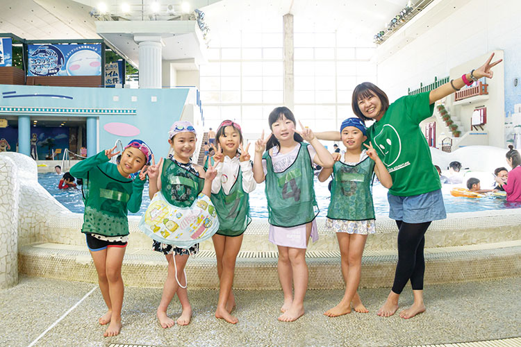 プールで記念撮影