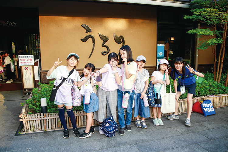 温泉の前で集合写真