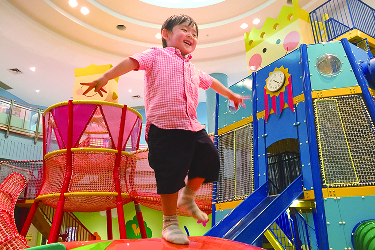 屋内アスレチックで遊ぶ