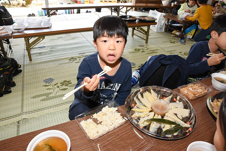 たけのこ弁当を食べる