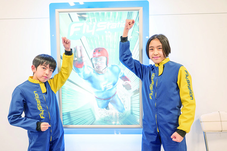 ポスターの前でポーズ