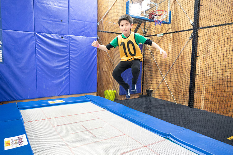 トランポリンでジャンプ