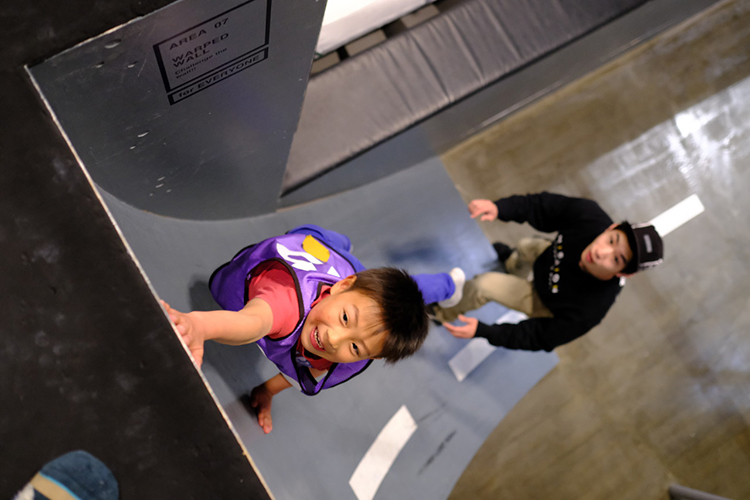 急な坂を登っている