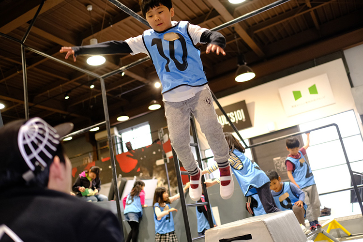 高く飛び上がっている