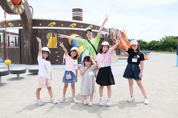 テーマパークで記念撮影