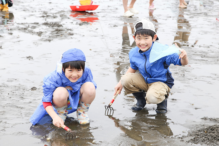 潮干狩り体験中