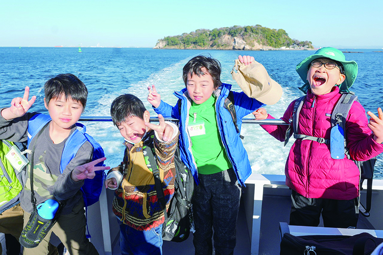 船に乗る少年たち