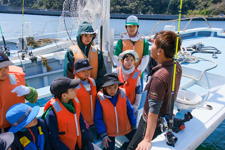 ライフジャケットをつけて船に乗る