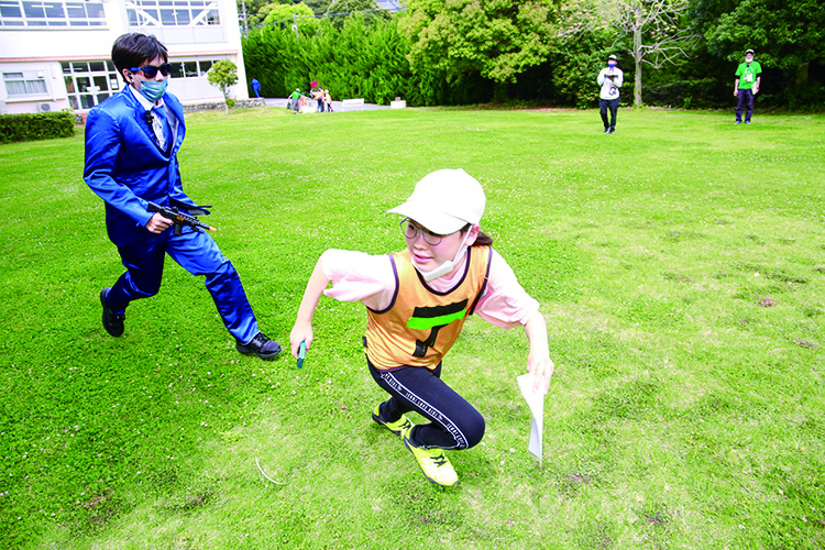 グラウンドで逃げる