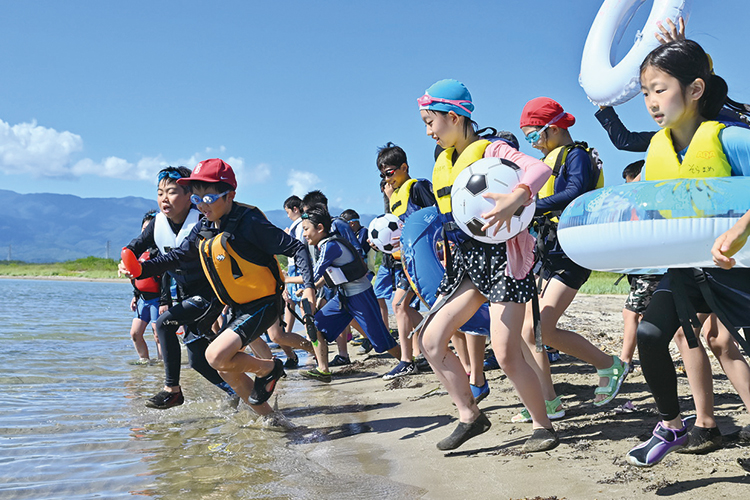 遠浅の海で海水浴