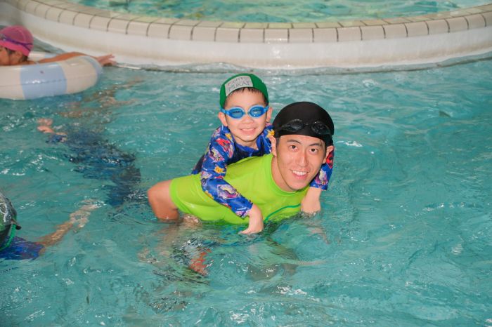 プールでピース