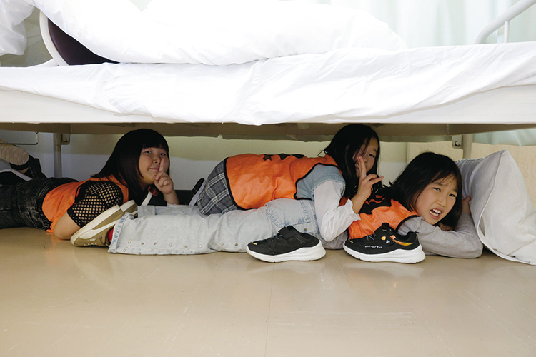 ベッドの下に隠れる