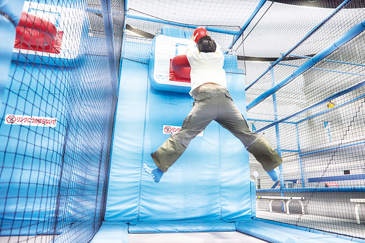 トランポリンでダンクシュート