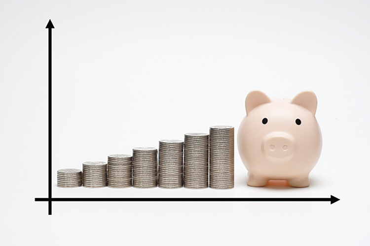 お金と貯金箱のイメージ図