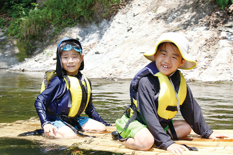 ミニいかだに乗る