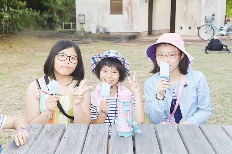 ソフトクリームを食べる