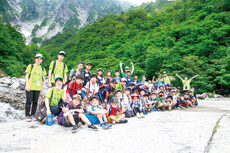 自然の中で集合写真