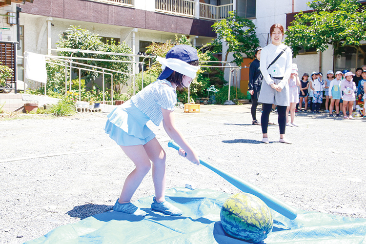 スイカ割りに挑戦！