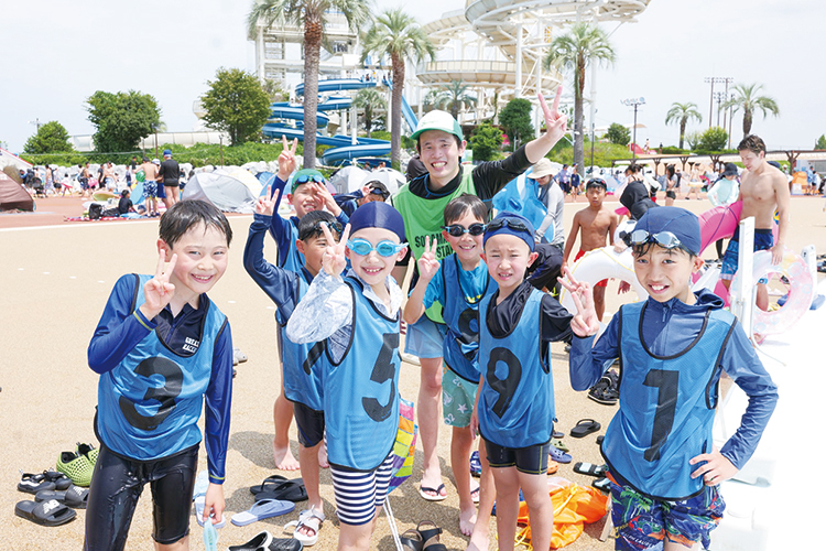 プールに入る準備万端の子どもたち