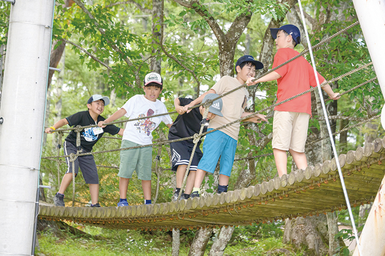 吊り橋で遊ぶ