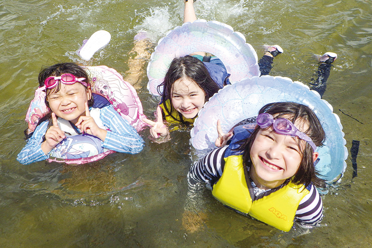 浮き輪をつけて泳ごう