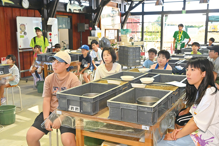 専門家の先生から化石のお話も聞けるよ