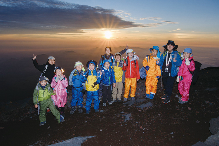ご来光とともに記念撮影
