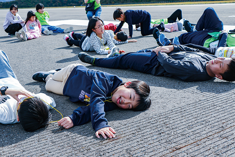 滑走路で寝転ぶ
