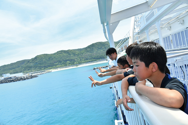 船から海を眺める