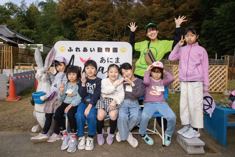 看板前で記念撮影