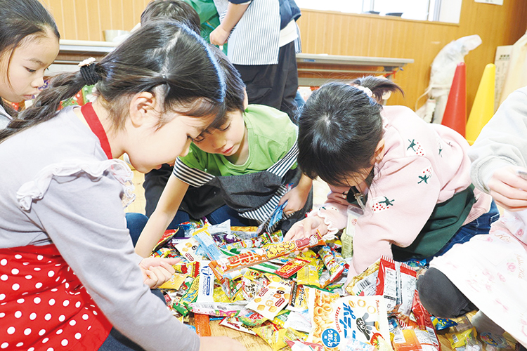 お菓子をかき集める