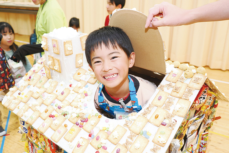 お菓子の家から顔を出す