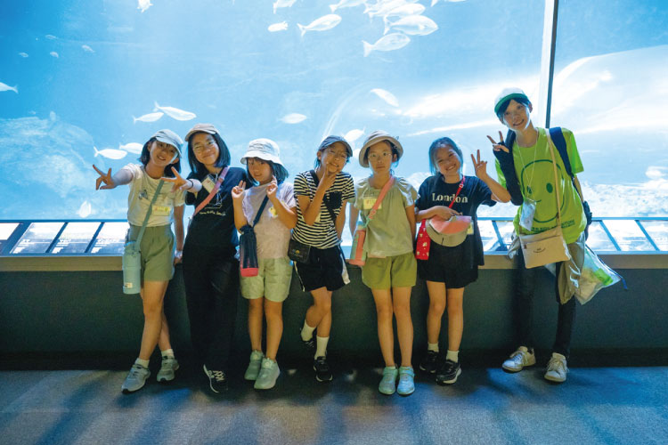 水槽前で記念撮影