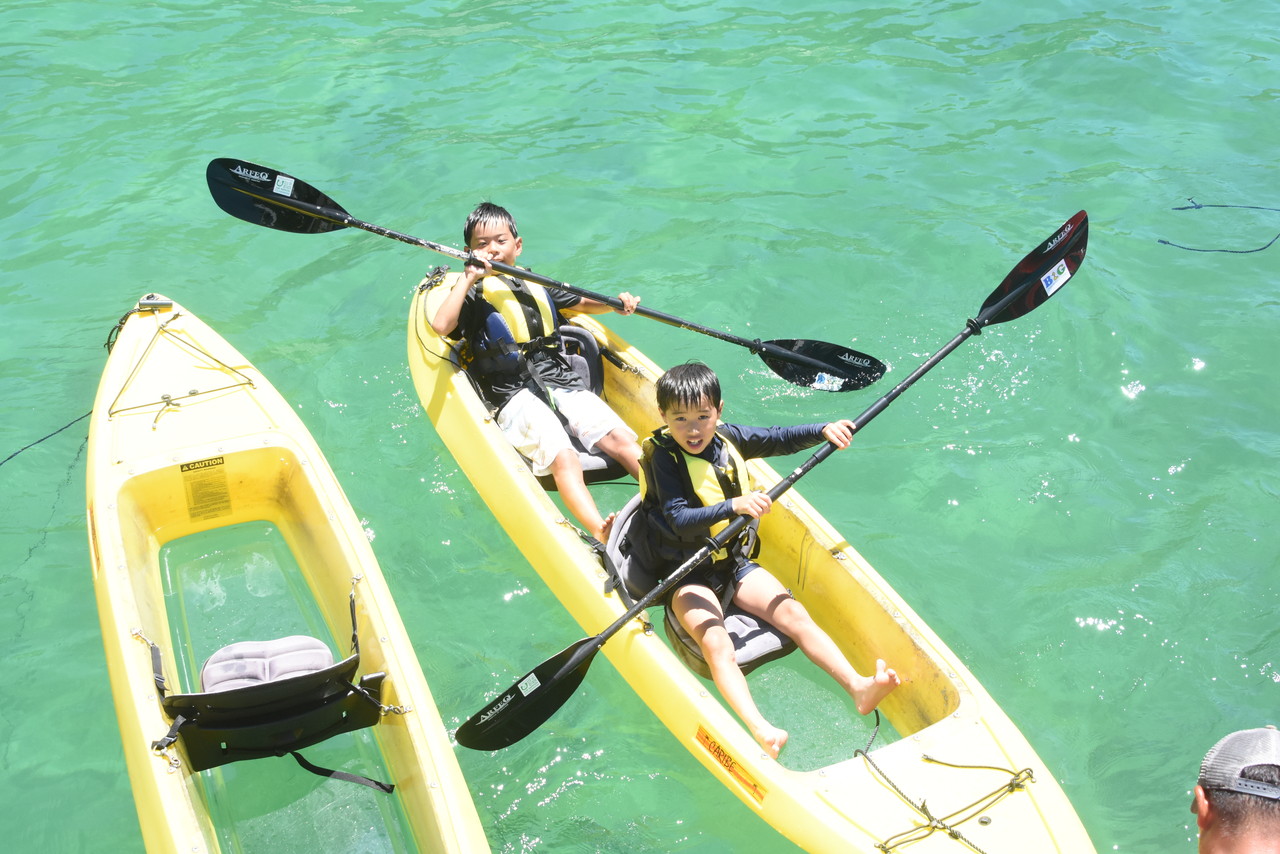 カヌーを2人で漕いでいる