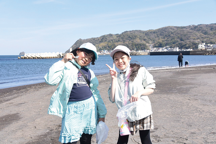 熱海のビーチを散策