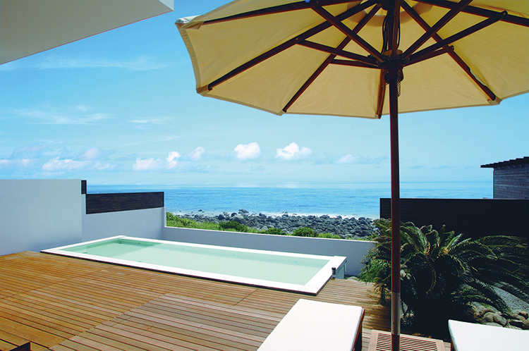 海を眺める「島の湯」