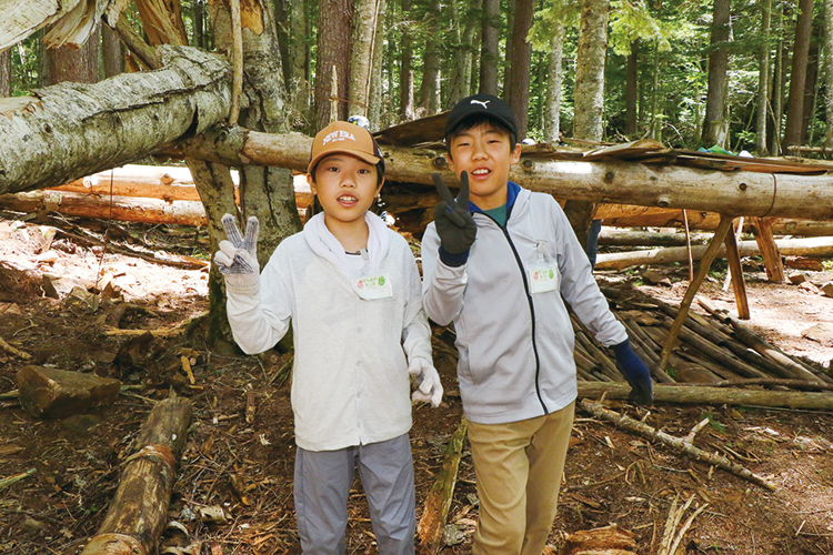 木の前で記念撮影